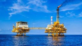 النفط يرتفع وسط هجمات البحر الأحمر وضعف توقعات خفض الفائدة الأميركية