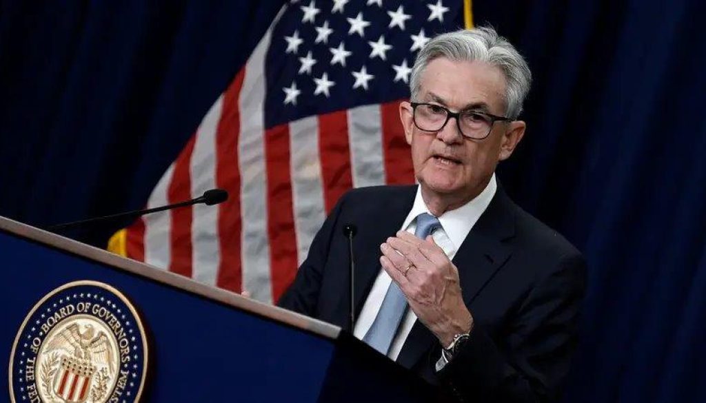 باول الفيدرالي حذر من خفض أسعار الفائدة قريباً
