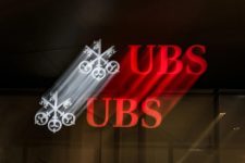 بنك UBS السويسري يسجل خسارة أقل من التوقعات في الربع الرابع 2023