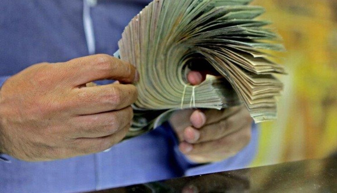 دولار السحوبات عالق... والمسؤولية ضائعة