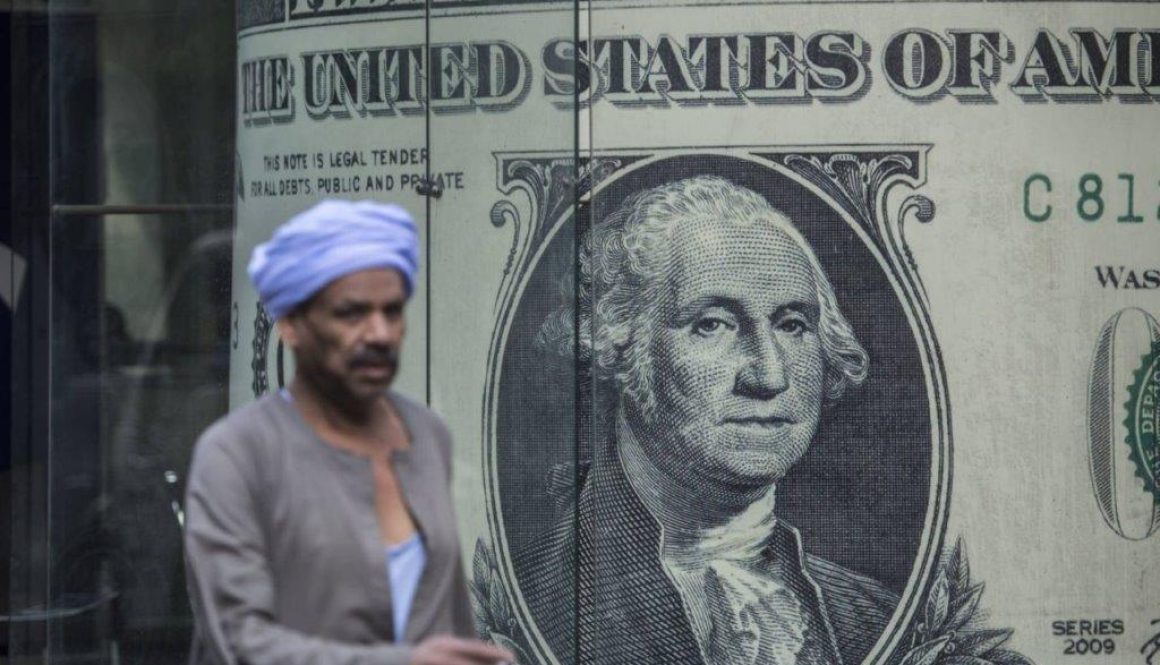 مصر تخفيض «مُرتقب» للجنيه الرسمي يعمق ارتباك الأسواق
