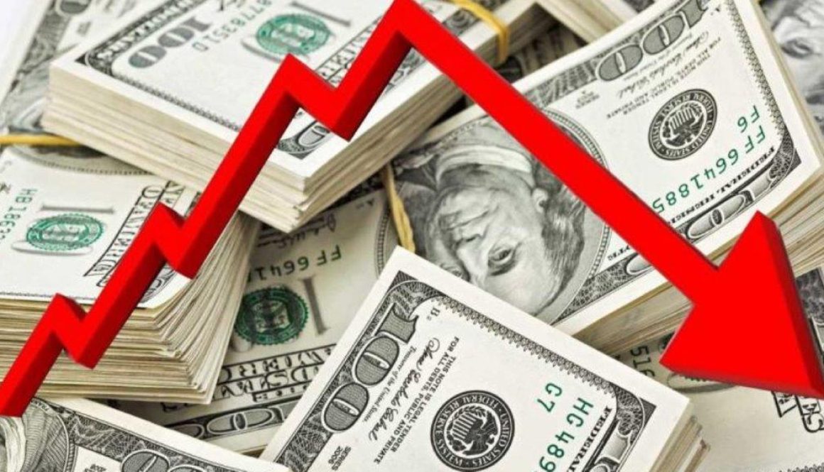 مصر.. التجار والمضاربون على العملة يتكبدون خسارة فادحة في السوق الموازية بعد السقوط الكبير للدولار