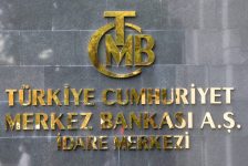 «المركزي التركي» يعود «مجبراً» إلى التشديد النقدي... ويرفع الفائدة إلى 50 %