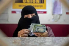 المركزي اليمني يشدد الخناق على البنوك المخالفة والريال يواصل الهبوط