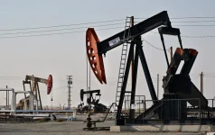 النفط يرتفع قبيل صدور تقارير شهرية من عدة جهات عن توقعات الطلب على الخام