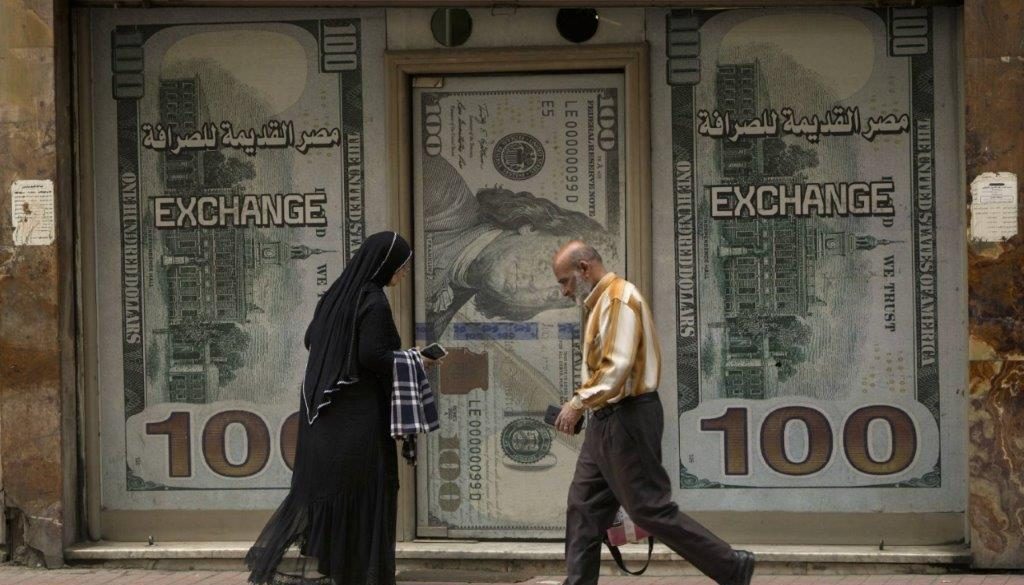 مصر تخفض عملتها 60 % وترفع الفائدة 6 % لسد فجوتها الدولارية... وخبراء «تعويم حقيقي»