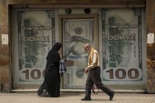 مصر تخفض عملتها 60 % وترفع الفائدة 6 % لسد فجوتها الدولارية... وخبراء «تعويم حقيقي»
