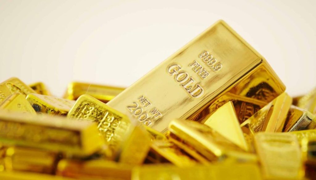 الذهب قرب مستوى قياسي مرتفع وسط تكهنات بقرب خفض الفائدة