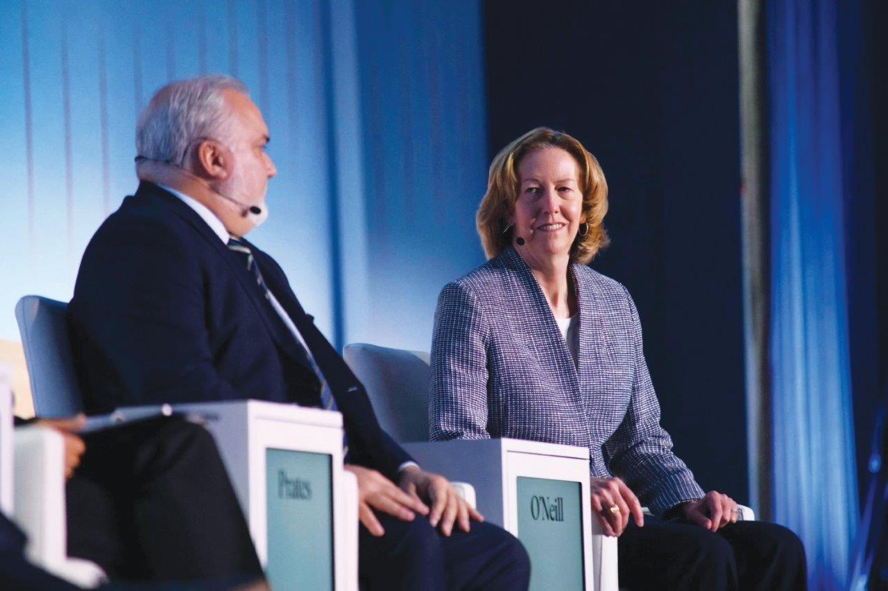 الرئيسة التنفيذية لشركة «وودسايت إنرجي» ميغ أويل والرئيس التنفيذي لشركة «بتروبراس» جان بول براتس في إحدى جلسات مؤتمر «سيراويك»
