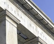 الحرارة السياسية تعقّد قرارات محافظي البنوك المركزية خفض الفائدة