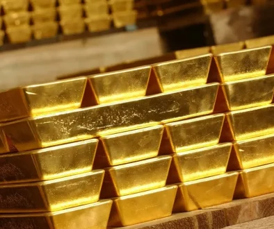 الذهب يرتفع لأعلى مستوياته على الإطلاق بدفعة من آمال خفض الفائدة