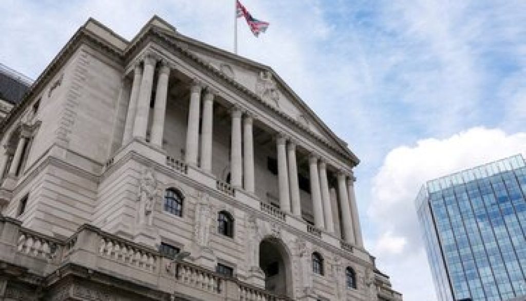 عضو بنك إنجلترا لا نية لخفض الفائدة مع استمرار التضخم