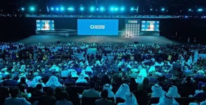 الإمارات تستهدف التوازن بين مصادر الطاقة التقليدية والنظيفة لاستقرار الأسواق العالمية الإمارات تستهدف التوازن بين مصادر الطاقة التقليدية والنظيفة لاستقرار الأسواق العالمية