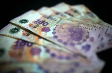 الأرجنتين تطلق نظام صرف جديداً والسوق تنتظر بدء تداول البيزو