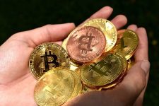 «بتكوين» تتجاوز 94 ألف دولار
