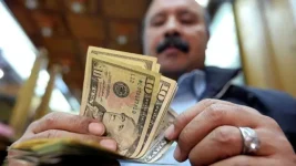 تحويلات المصريين العاملين بالخارج تقفز 81% إلى 20 مليار دولار في 7 أشهر