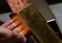 سعر الذهب الفوري يقفز إلى مستوى قياسي جديد عند 3175 دولاراً