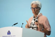 لاغارد آمل ألا يكون احتمال إقالة باول مطروحاً