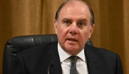 الحاكم يحدّد علاقته بالمصارف لست عدوّكم ولا صديقكم... وسأعيد أموالكم الحاكم يحدّد علاقته بالمصارف لست عدوّكم ولا صديقكم... وسأعيد أموالكم