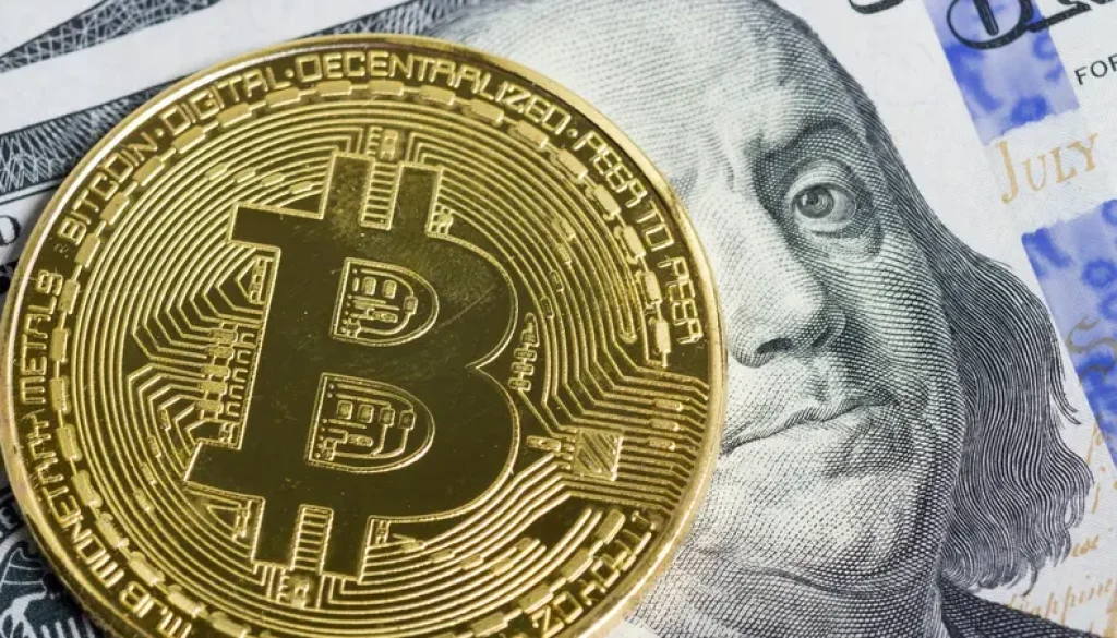 الدولار يتراجع وسط مخاوف مالية وبيتكوين تواصل الصعود القياسي