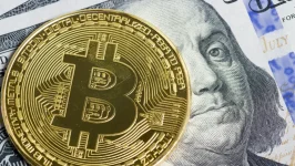 الدولار يتراجع وسط مخاوف مالية وبيتكوين تواصل الصعود القياسي