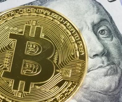 الدولار يتراجع وسط مخاوف مالية وبيتكوين تواصل الصعود القياسي