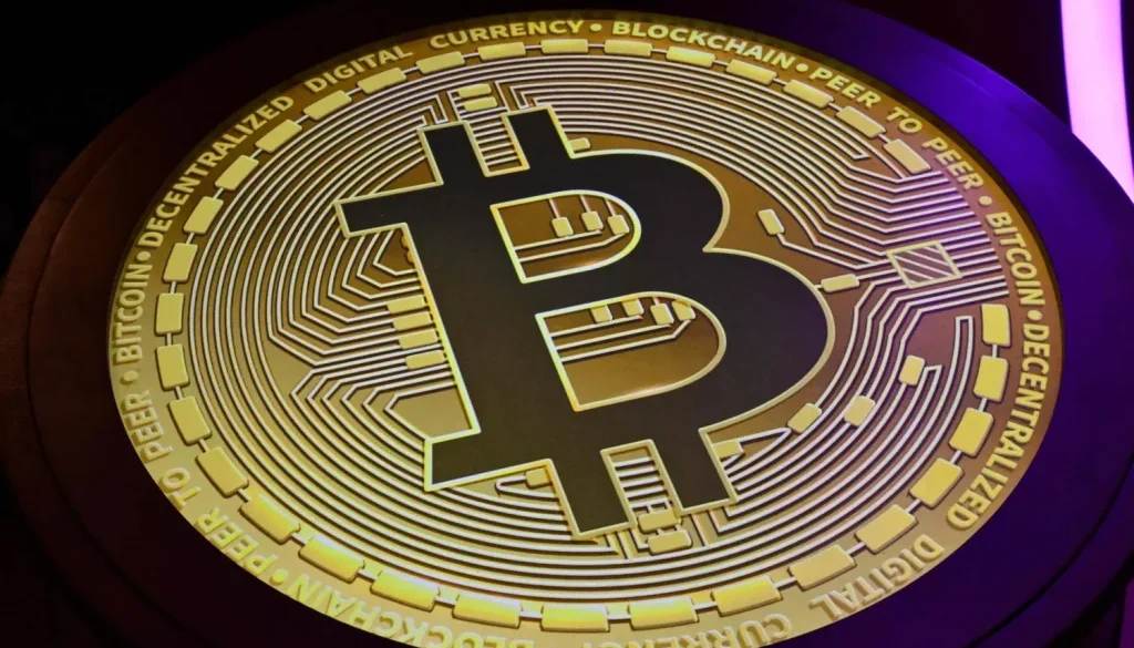 «بتكوين» تتجاوز 100 ألف دولار لأول مرة منذ فبراير