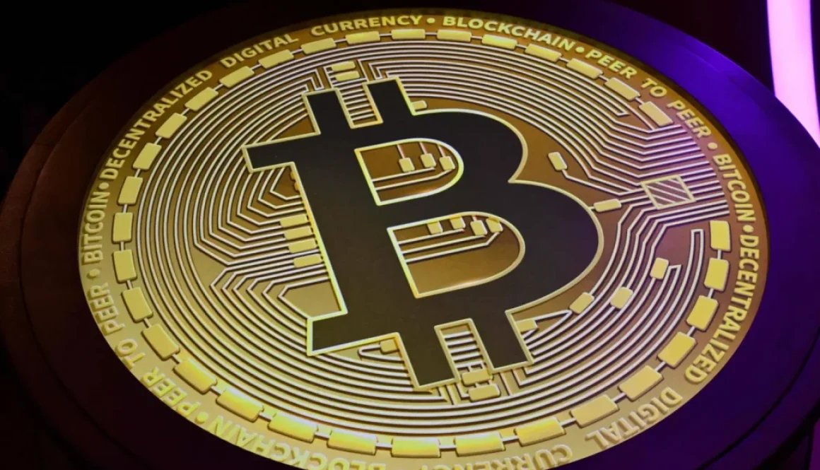 «بتكوين» تتجاوز 100 ألف دولار لأول مرة منذ فبراير