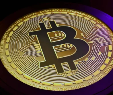 «بتكوين» تتجاوز 100 ألف دولار لأول مرة منذ فبراير