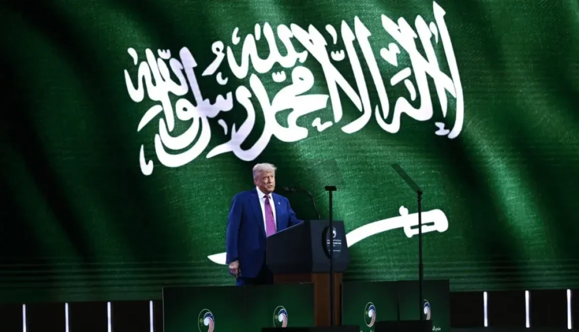 ترامب يعلن أنه سيرفع جميع العقوبات الأميركية عن سوريا