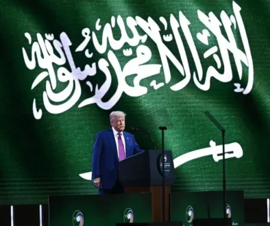 ترامب يعلن أنه سيرفع جميع العقوبات الأميركية عن سوريا
