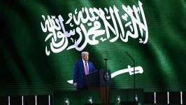 ترامب يعلن أنه سيرفع جميع العقوبات الأميركية عن سوريا ترامب يعلن أنه سيرفع جميع العقوبات الأميركية عن سوريا
