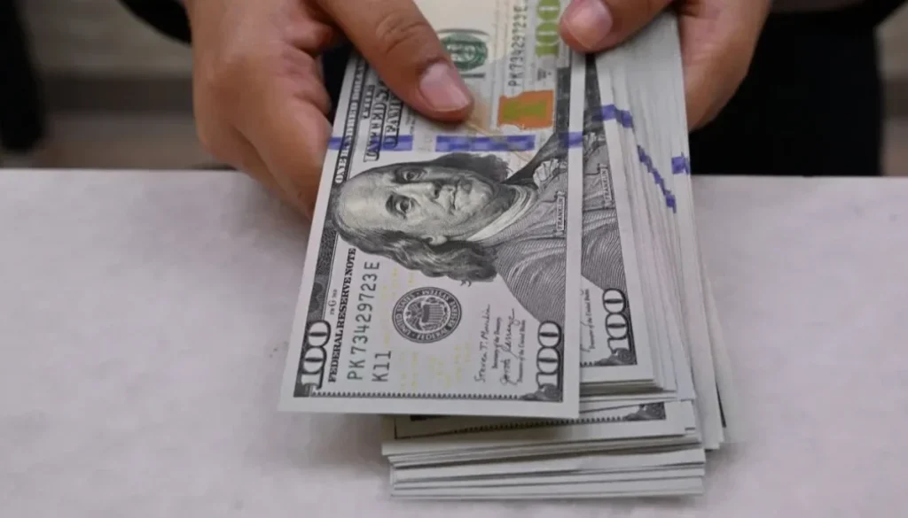 صعود الدولار مع ارتفاع ثقة المستهلك الأميركي وتراجع الين واليورو