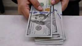صعود الدولار مع ارتفاع ثقة المستهلك الأميركي وتراجع الين واليورو