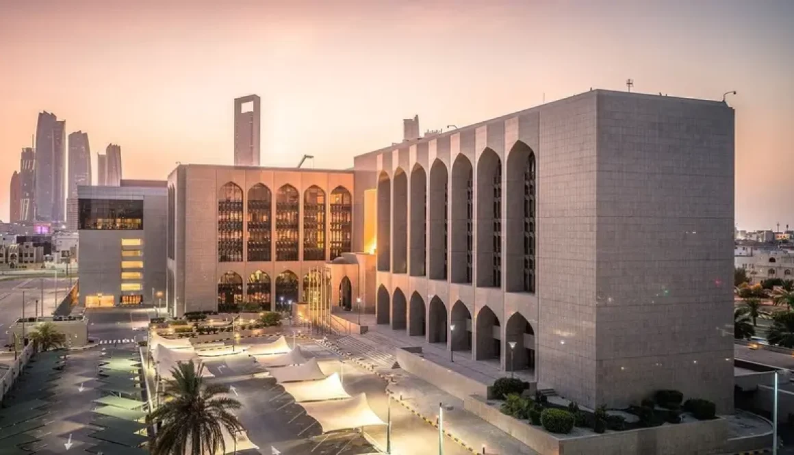 المركزي الإماراتي يفرض غرامات على 6 شركات صرافة