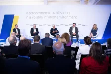 تراجع الدولار يخيم على اجتماع كبار محافظي البنوك المركزية في سنترا تراجع الدولار يخيم على اجتماع كبار محافظي البنوك المركزية في سنترا