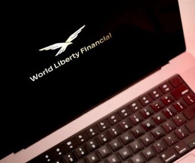 صندوق إماراتي يضخ 100 مليون دولار في مشروع ترمب للعملات المشفرة