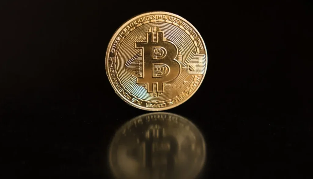 بتكوين تسجل مستوى قياسياً جديداً وتلامس مستوى 112 ألف دولار