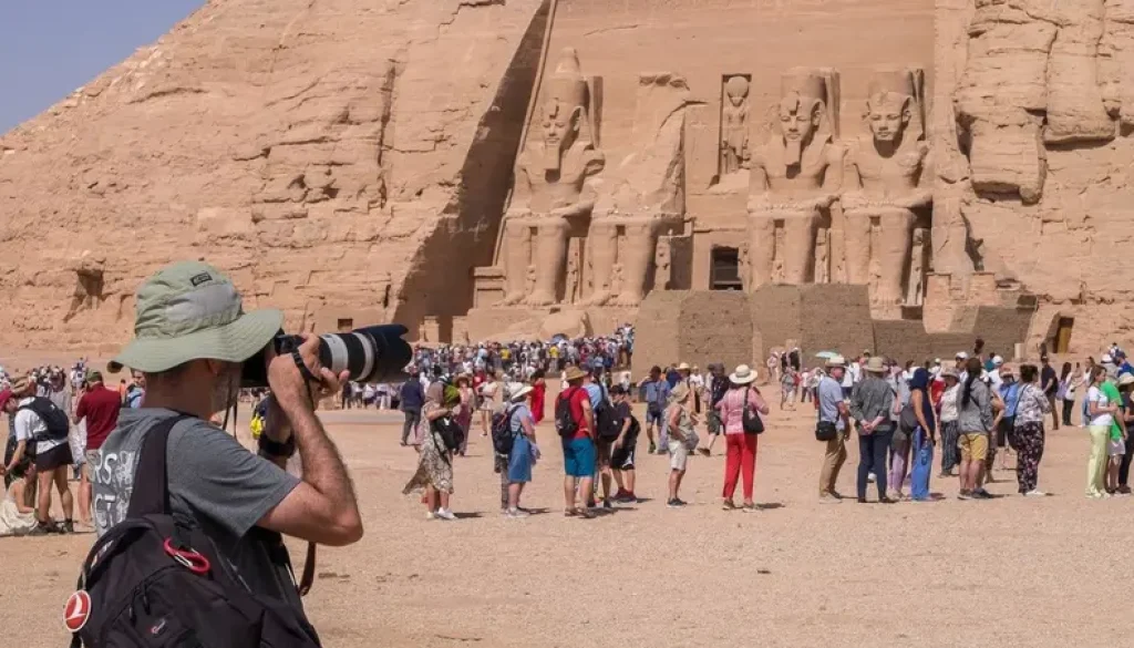 مصر ترفع توقعات إيراداتها السياحية لـ 18.3 مليار دولار في 2025 بنمو 9.5%
