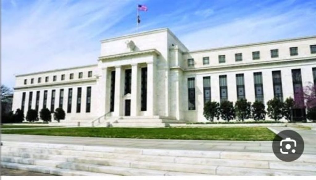 الاحتياطي الفيدرالي تباطؤ الاقتصاد الأميركي قد يفرض خفض الفائدة مرتين هذا العام