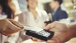 المركزي المصري يعدل قواعد استخدام بطاقات الائتمان في الخارج