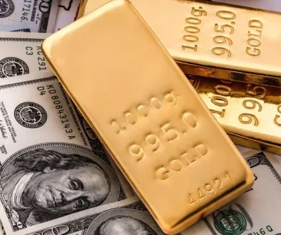 ارتفاع قياسي للذهب مع تراجع الدولار قبيل اجتماع المركزي الأميركي