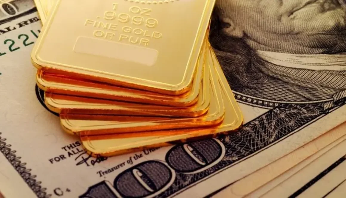 الذهب يحوم قرب قمة غير مسبوقة بدعم توقعات خفض الفائدة الأميركية