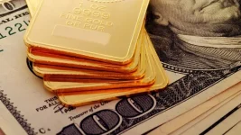 الذهب يحوم قرب قمة غير مسبوقة بدعم توقعات خفض الفائدة الأميركية