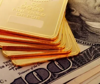 الذهب يحوم قرب قمة غير مسبوقة بدعم توقعات خفض الفائدة الأميركية