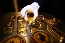 الذهب يستفيد من سياسات ترمب ويحقق قمماً تاريخية الذهب يستفيد من سياسات ترمب ويحقق قمماً تاريخية