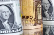 اليورو يتحدى الدولار... هل تنجح أوروبا في استغلال فرصتها الذهبية؟