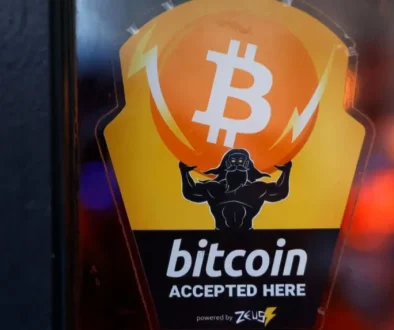 بتكوين تقاوم هبوط سوق الأسهم لكنها تتخلف عن مجاراة صعود الذهب