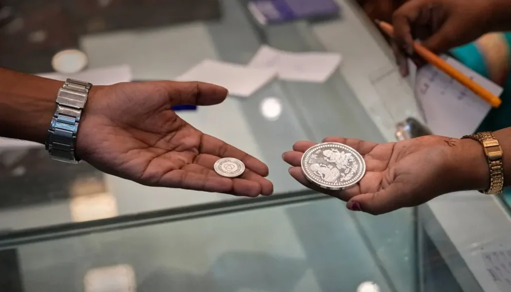 الفضة تهوي 8 %... فما هي الأسباب؟