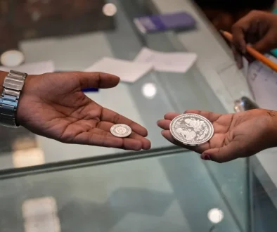 الفضة تهوي 8 %... فما هي الأسباب؟